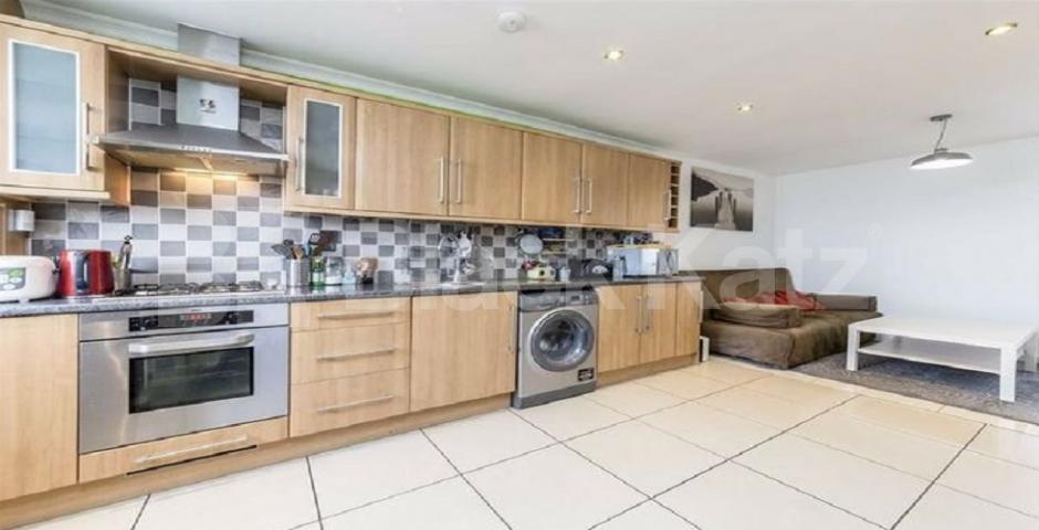 			UNDER OFFER  , 3 Bedroom, 1 bath, 1 reception Apartment			 Deverell street, Borough